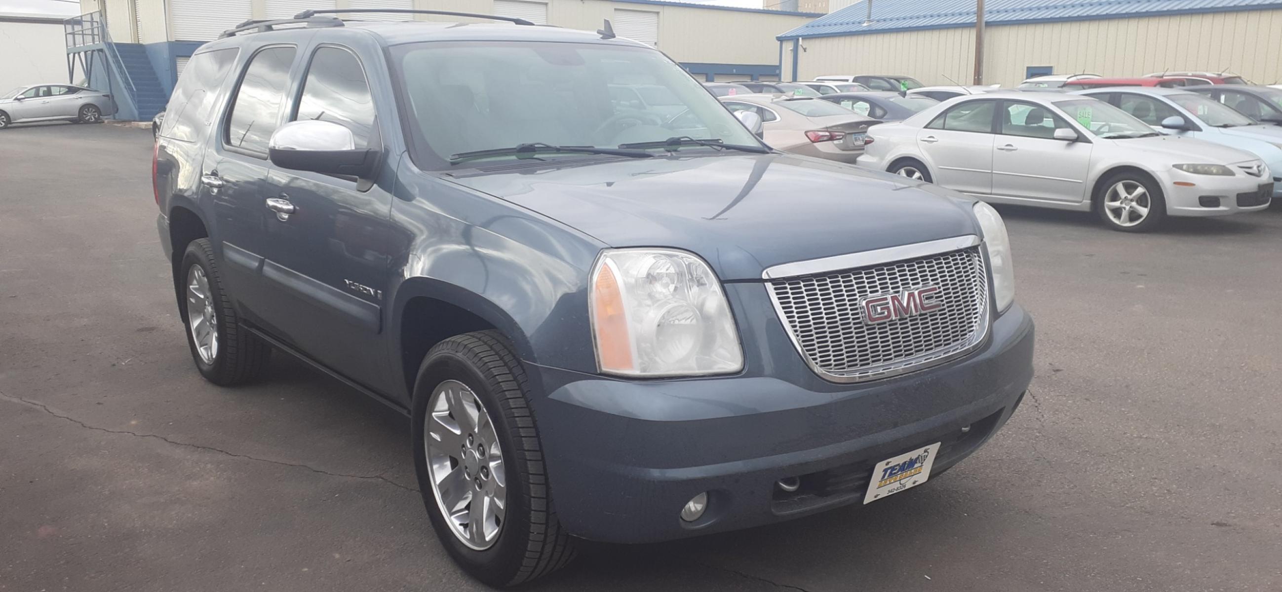 2008 GMC Yukon SLE-1 4WD (1GKFK13018J) with an 5.3L V8 OHV 16V FFV engine, 4-Speed Automatic Overdrive transmission, located at 2015 Cambell Street, Rapid City, SD, 57701, (605) 342-8326, 44.066433, -103.191772 - Photo #4